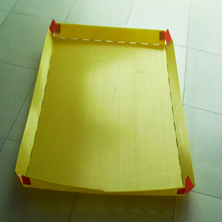 Yellow PP corrugated shallow tray red corner reinforcements — Elipacko USA