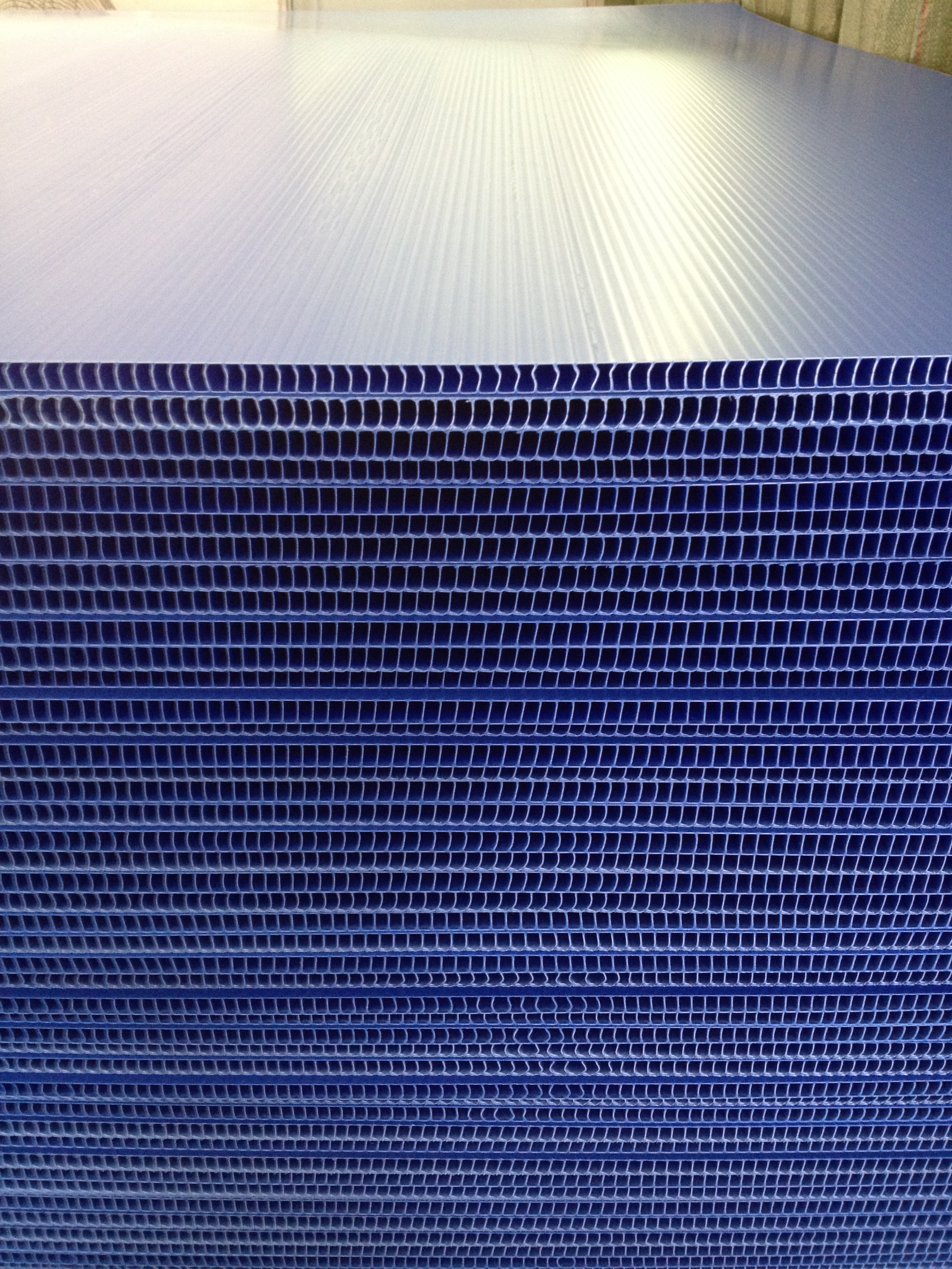 PP corrugated blue sheet flute channel detail — Elipacko USA