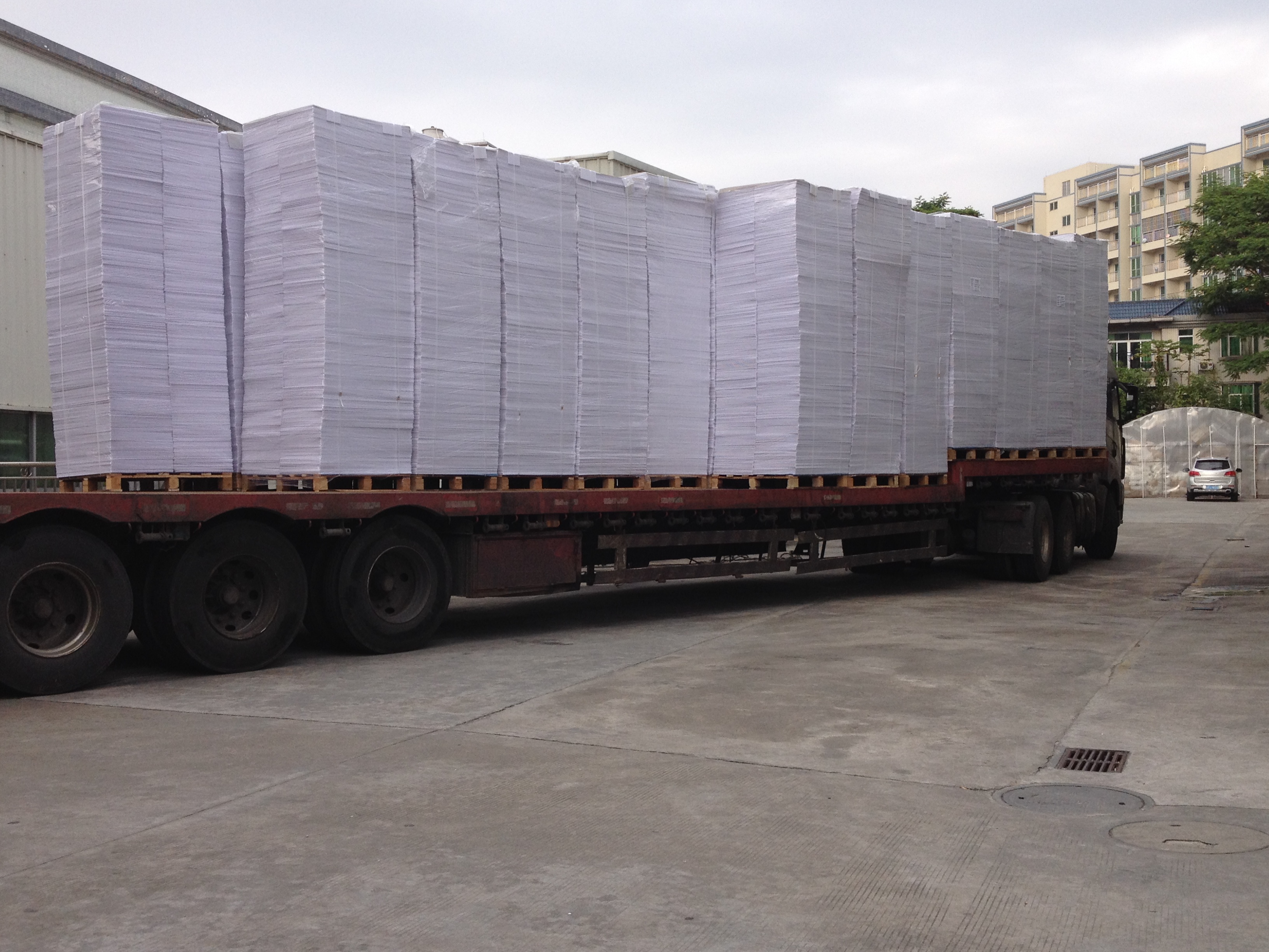 PP corrugated white sheets flatbed truck bulk shipment — Elipacko USA