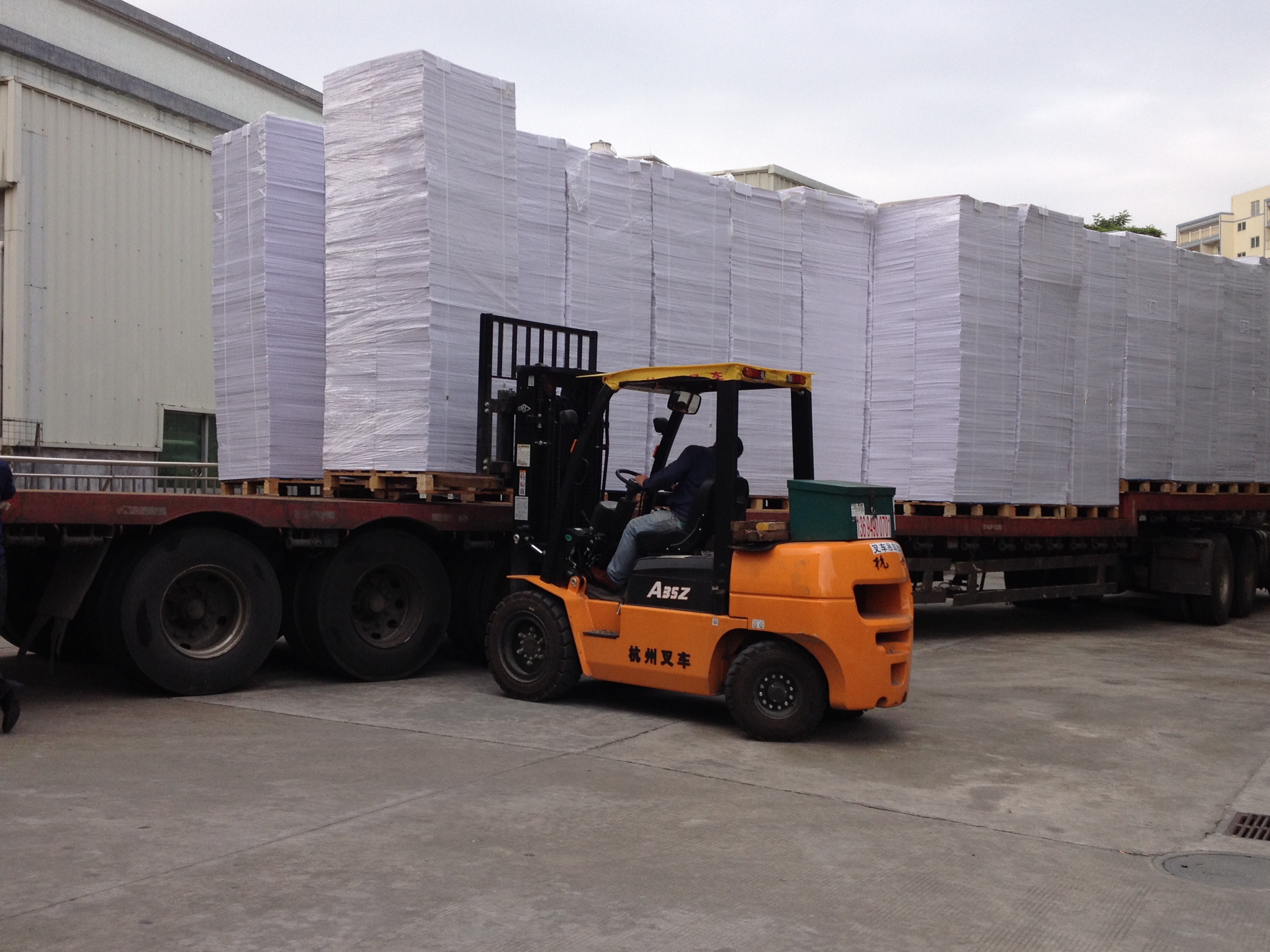 PP corrugated forklift loading white sheets — Elipacko USA