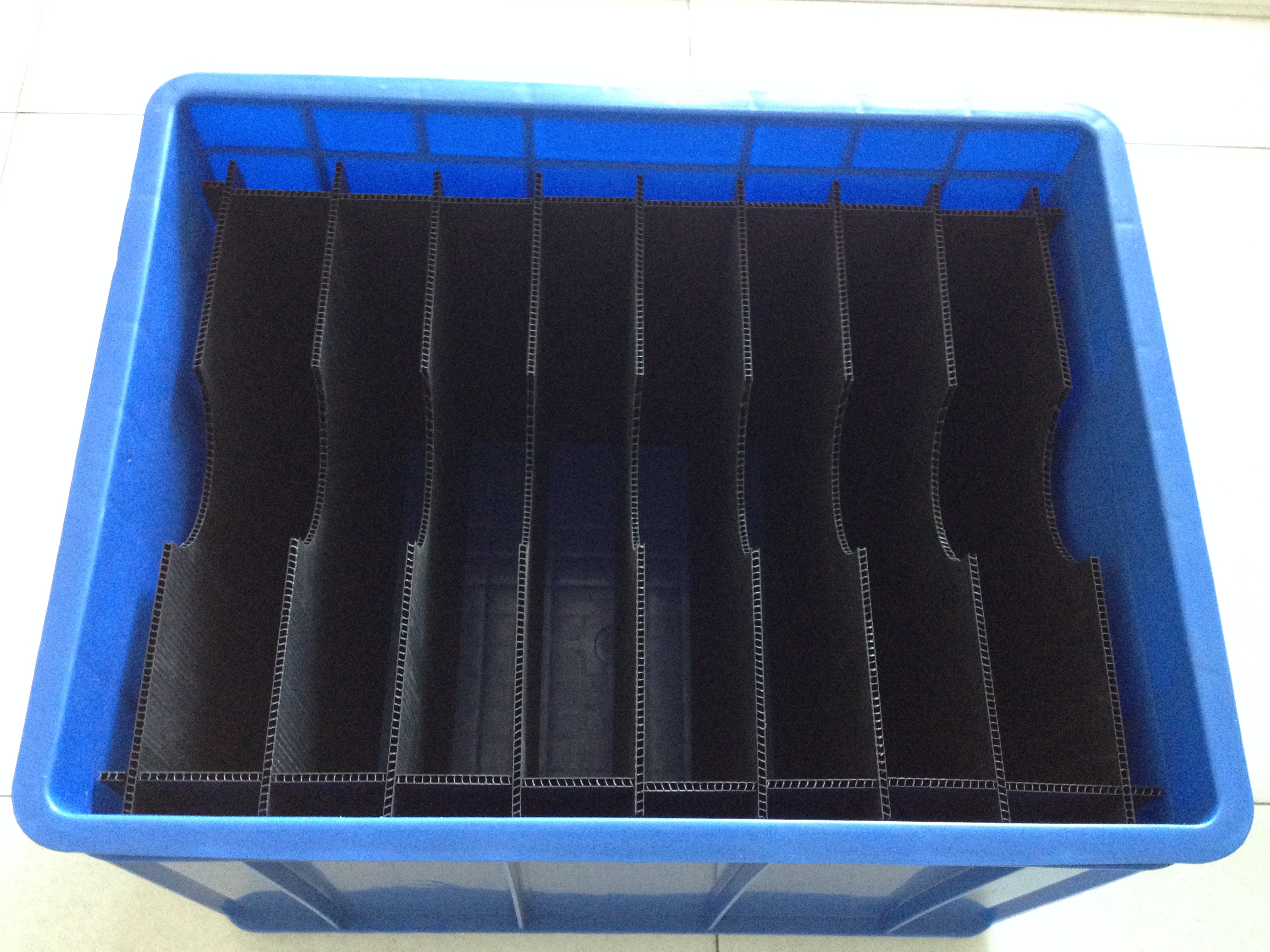PP corrugated black turnover box with blue bin divider insert — Elipacko USA