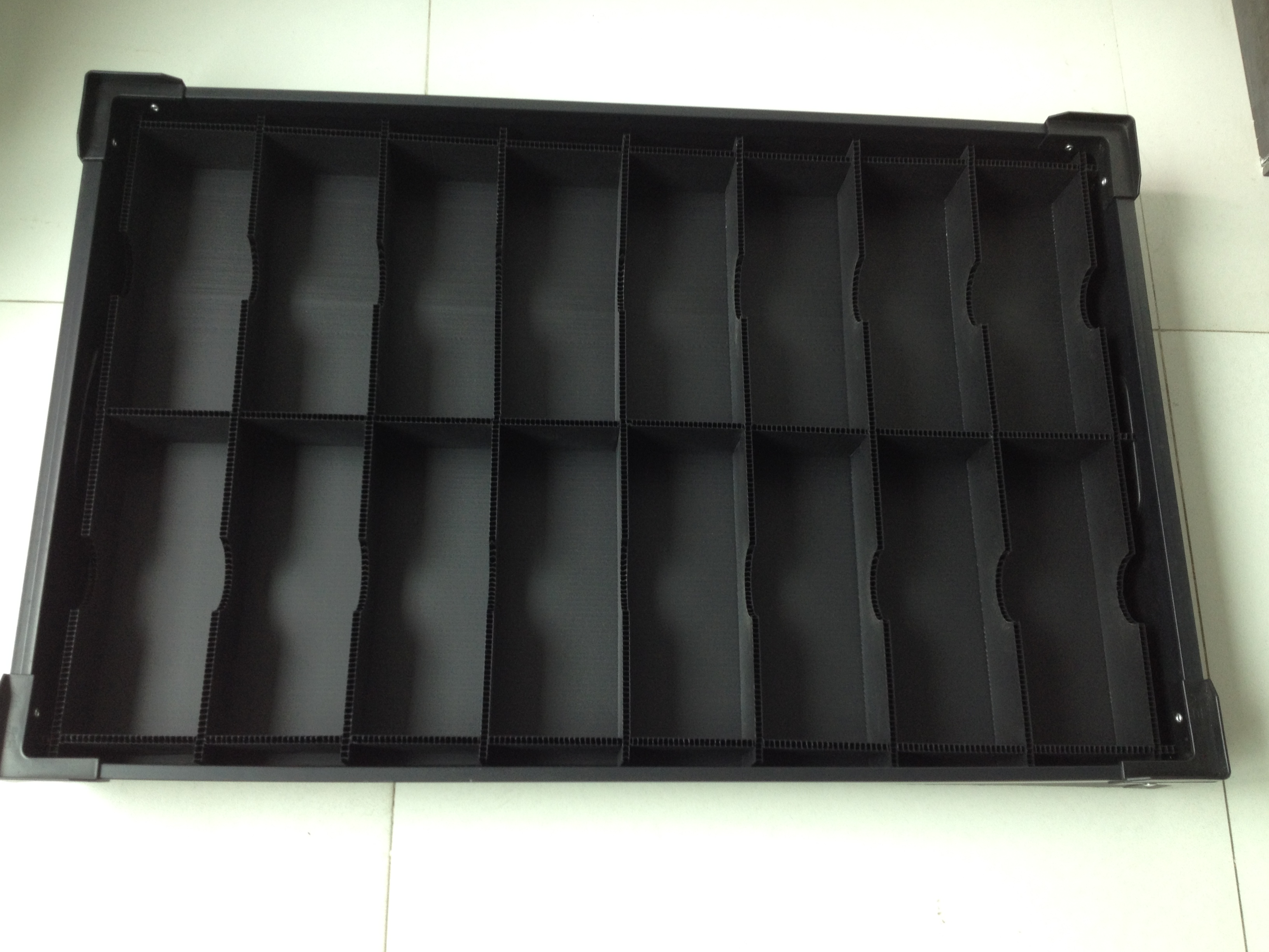 PP corrugated black turnover tray with grid dividers top view — Elipacko USA